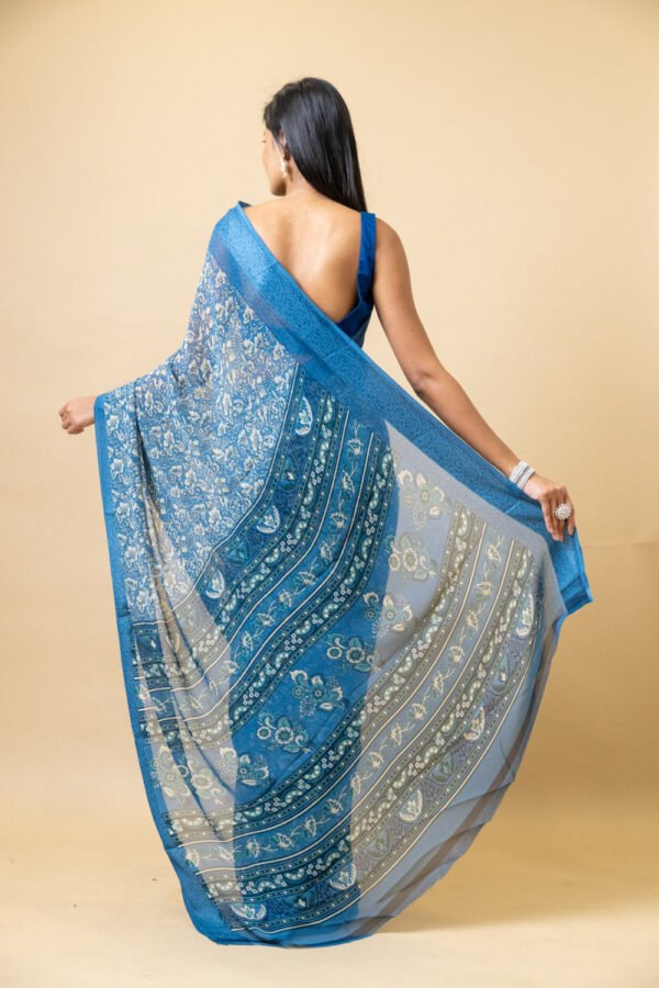 Bluish Grey Georgette Floral Print Saree With Unstitched Blouse - Image 3
